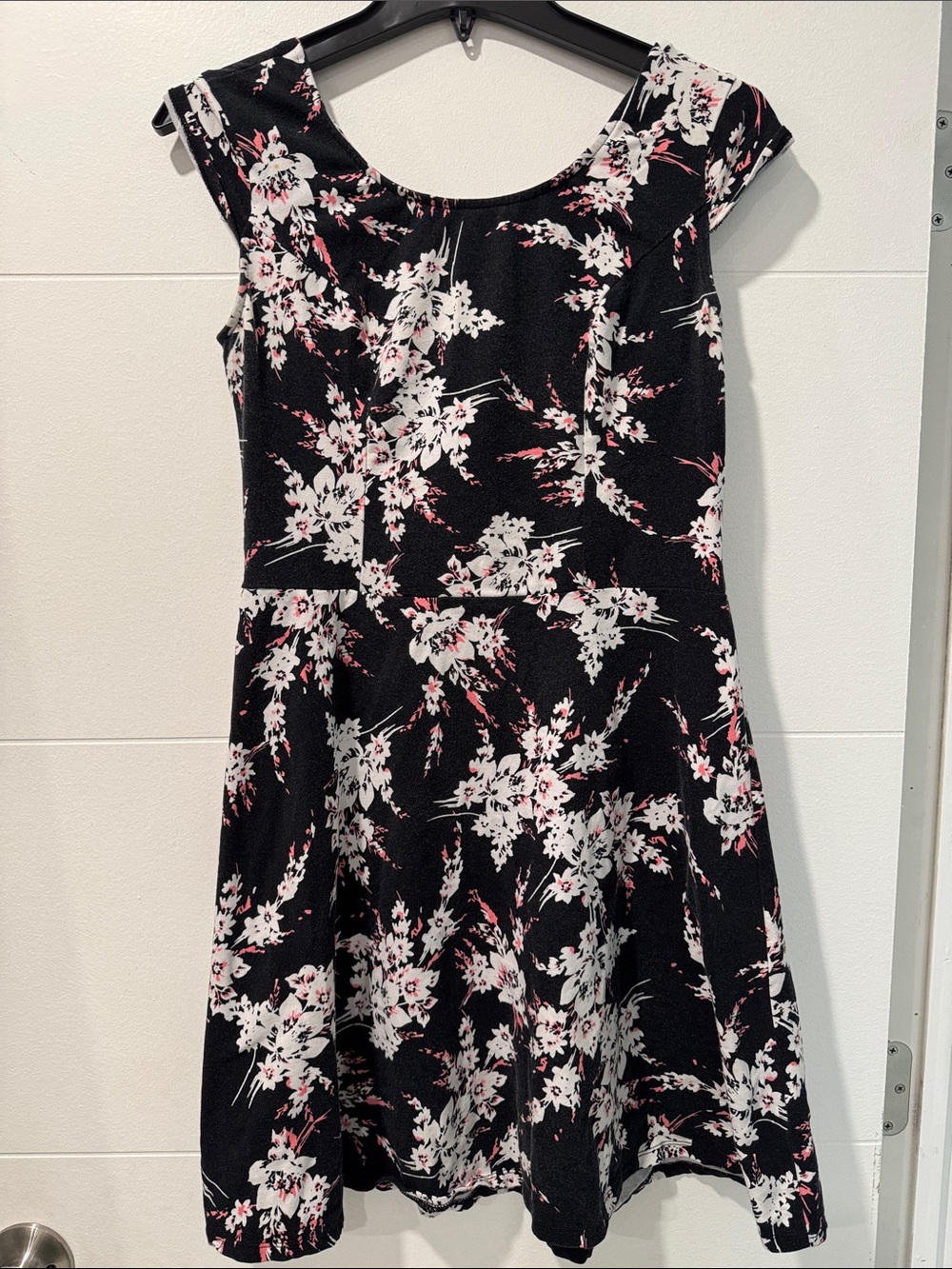 Target Floral Fit and Flare Dress Womens Size Medium Black Good Cutout Bow Back